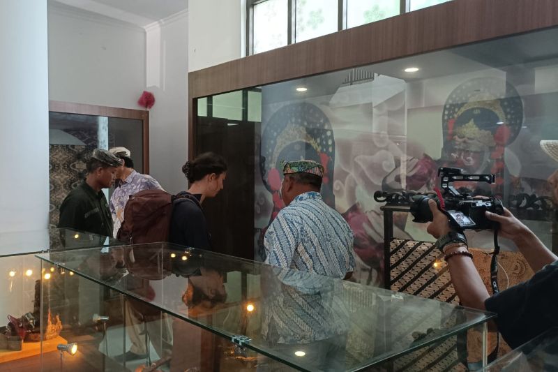 Seorang turis asing asal Republik Ceko saat melihat batik khas Ciwaringin di Cirebon, Jawa Barat, pada Selasa (24/9/2024) lalu. (ANTARA/HO-Disbudpar Cirebon)