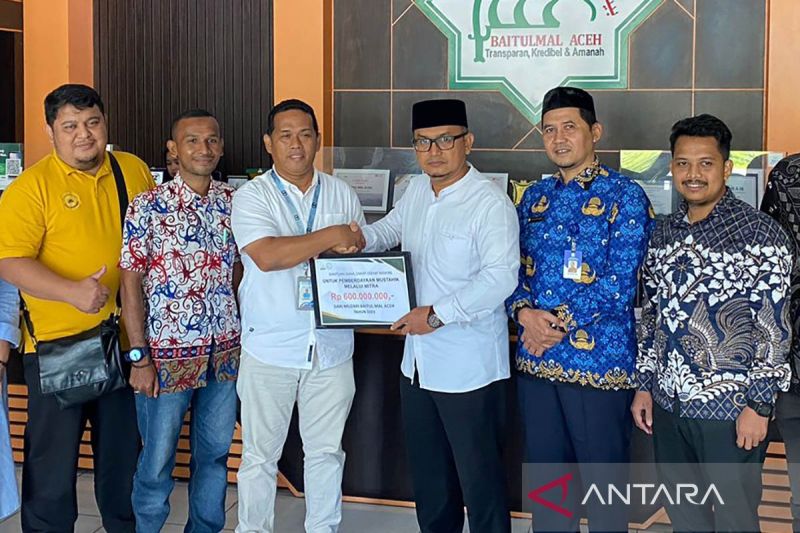 Ketua Badan Baitul Mal Aceh Mohammad Haikal (ketiga kanan) saat menyalurkan bantuan secara simbolis kepada mitra LKS di Kantor Baitul Mal Aceh, Banda Aceh, Kamis (26/9/2024). (ANTARA/HO-Baitul Mal Aceh)