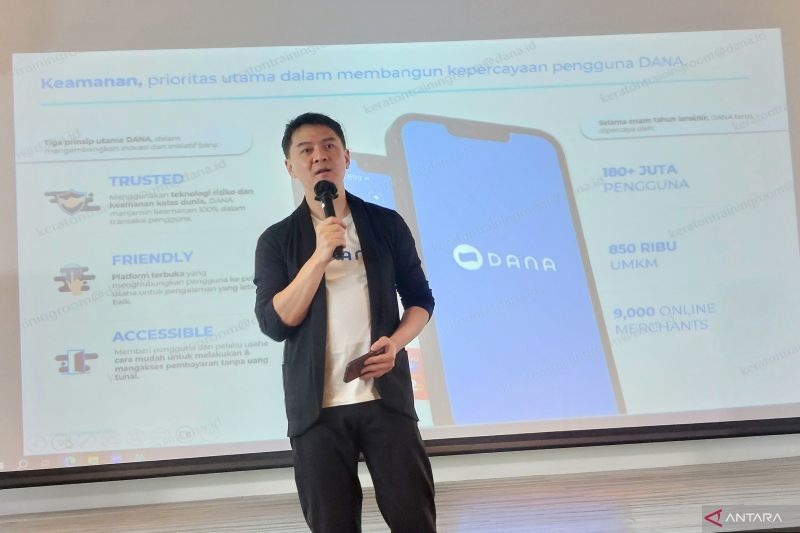 CEO & Co-Founder Dana Indonesia Vince Iswara dalam konferensi pers terkait keamanan siber yang diselenggarakan di Jakarta, Kamis (26/9/2024). (ANTARA/Adimas Raditya)