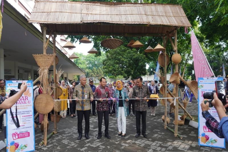 Pembukaan UMKM Goes to Campus 2024 di Kampus UPN Yogyakarta, Kabupaten Sleman, DIY, pada Kamis (26/9). (ANTARA/Sutarmi)