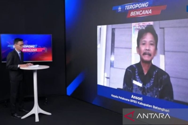 Kepala Pelaksana BPBD Kabupaten Batanghari Jambi, Ansori menjelaskan kondisi terkini penanganan bencana angin puting beliung yang melanda daerahnya dalam siaran daring bertajuk Teropong Bencana Badan Nasional Penanggulangan Bencana (BNPB) yang dipantau dari Jakarta, Kamis (26/9/2024). ANTARA/M Riezko Bima Elko Prasetyo