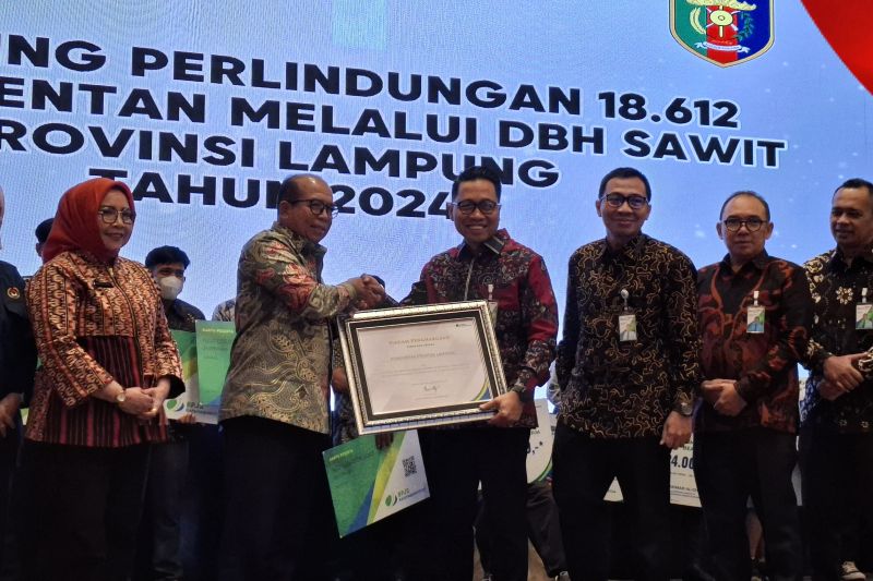 Pj Gubernur Lampung Samsudin beserta Kepala Kantor Wilayah Badan Penyelenggara Jaminan Sosial (BPJS) Ketenagakerjaan Sumatera Bagian Selatan (Sumbagsel) Muhyidin dalam kegiatan penyerahan jaminan perlindungan sosial kepada petani sawit. ANTARA/Ruth Intan Sozometa Kanafi