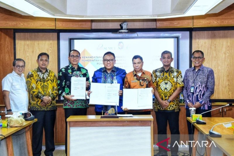penandatanganan kerja sama antara Pemkab Deli Serdang dengan pemkab Deli Serdang, Sumatera Utara terkait Kartu Kredit Pemerintah Daerah (KKPD) dan penerimaan Dana Bea Perolehan Hak Atas Tanah dan Bangunan (BPHTB). (ANTARA/Juraidi)