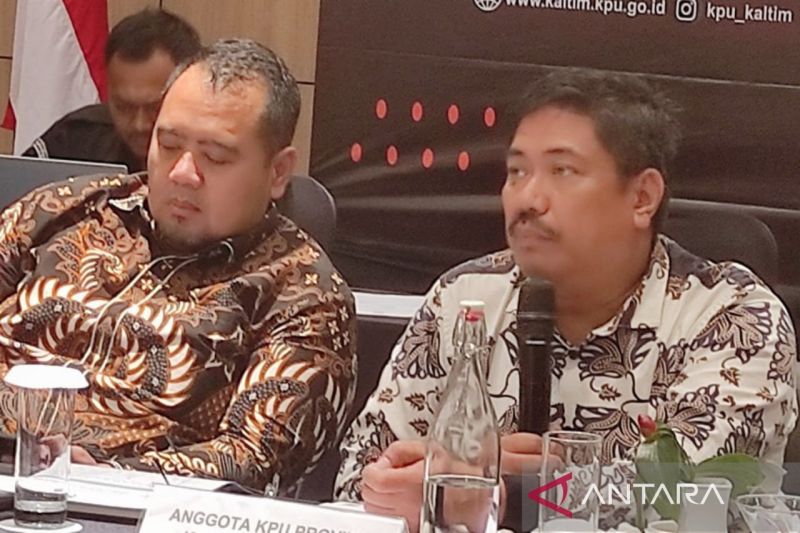 Komisioner Divisi Teknis Penyelenggaraan KPU Kaltim Suardi (kanan) bersama Ketua KPU Kaltim Fahmi Idris. (ANTARA/HO-KPU Kaltim)