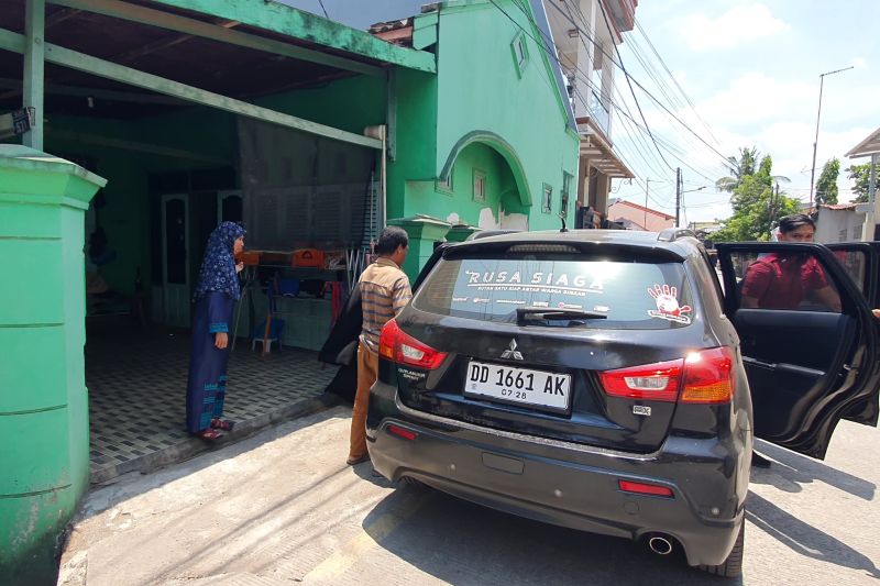 Pihak Rutan Kelas I Makassar saat mengantar warga binaan yang bebas kembali ke rumahnya. ANTARA/HO-Humas Rutan Kelas 1 Makassar