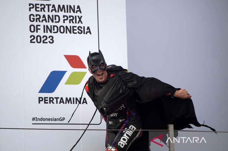 Arsip foto - Pembalap Aprilia Racing Maverick Vinales mengenakan kostum Batman saat berada di podium seusai balapan MotoGP seri ke-15 di Pertamina Mandalika International Street Circuit, Lombok Tengah, NTB, Minggu (15/10/2023). Francesco Bagnaia menjuarai MotoGP Mandalika setelah menyelesaikan 27 lap dengan catatan waktu 41 menit 20,293 detik disusul pembalap Aprilia Racing Maverick Vinales dan pembalap Monster Energy Yamaha Fabio Quartararo. ANTARA FOTO/Wahyu Putro A/aww.