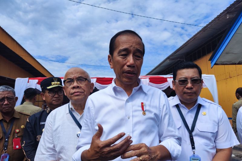 Kepala Badan Pangan Nasional Arief Prasetyo (kanan) mendampingi Presiden Joko Widodo di Gudang Bulog Tanah Grogot, Kabupaten Paser, Kalimantan Timur, Kamis (26/9/2024). ANTARA/Mentari Dwi Gayati