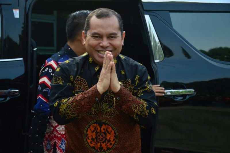 Penjabat sementara (Pjs) Bupati Luwu Timur Jayadi Nas saat mulai masuk berkantor di Lutim usai dilantik oleh PJ Gubernur Sulsel Zudan Arif Fakrulloh di Makassar, Selasa (24/9/2024). ANTARA/HO/Pemkab Lutim