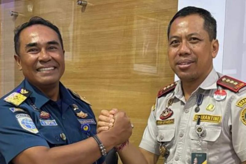 Kepala Karantina Sulawesi Utara I Wayan Kertanegara bersama tim saat melakukan kunjungan kerja ke Kantor Kesyahbandaran dan Otoritas Pelabuhan (KSOP) Bitung, di Kota Bitung, Kamis (26/9/2024). ANTARA/HO-Karantina.