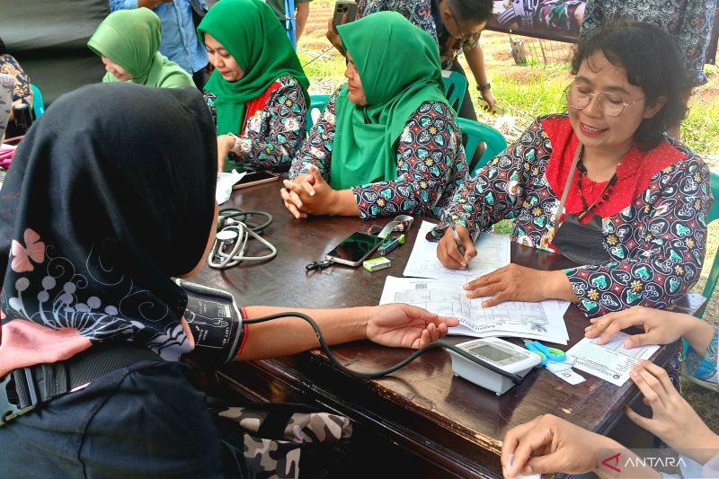 Petugas kesehatan sedang memeriksa kadar kandungan darah atau tensi kepada warga Kabupaten Temanggung, Jawa Tengah, sebelum mendapatkan layanan KB implan gratis dalam rangka peringatan Hari Kontrasepsi Sedunia pada Kamis (26/9/2024). ANTARA/Lintang Budiyanti Prameswari