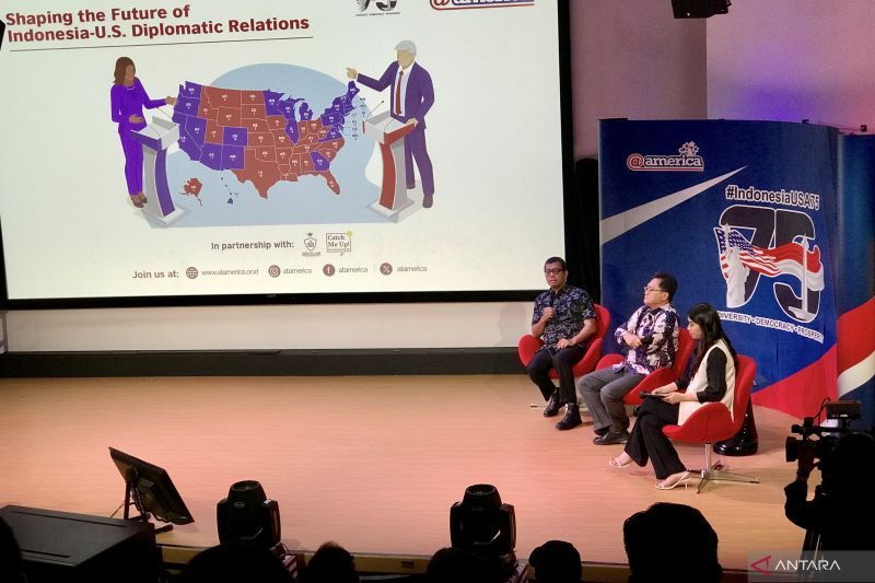 Penasihat Senior Laboratorium Indonesia 2045 (Lab 45) Andi Widjajanto (kiri) berbicara dalam sesi diskusi yang digelar oleh Pusat Kebudayaan Amerika Serikat @america di Jakarta, Kamis (26/9/2024). ANTARA/Genta Tenri Mawangi.