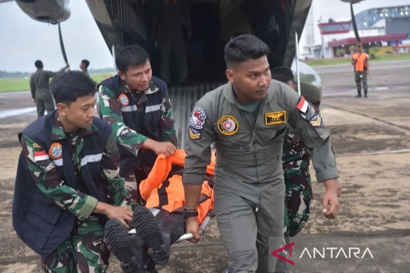 The Indonesian Air Force (TNI AU) and the Royal Malaysian Air Force (RMAF) conduct a disaster evacuation simulation under the 24th Elang Malindo ???????Joint Exercise in Pontianak, West Kalimantan, on September 25, 2024. (ANTARA/HO-Humas TNI AU)