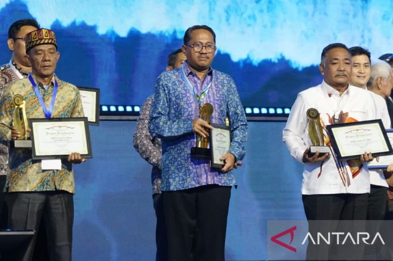 Kepala Dinas Kelautan dan Perikanan Provinsi NTB, Muslim (tengah) menerima penghargaan terbaik nasional atas ketaatan dan kepatuhan dalam penataan ruang perairan laut, pesisir, dan pulau-pulau kecil di Bogor, Jawa Barat. (ANTARA/HO-Pemprov NTB).