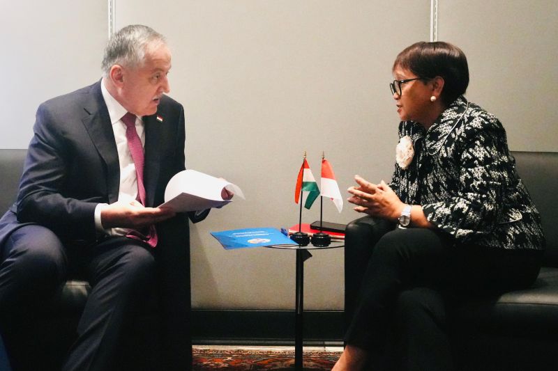 Menteri Luar Negeri RI Retno Marsudi (kanan) dan Menteri Luar Negeri Tajikistan Sirojiddin Muhriddin dalam pertemuan bilateral yang digelar di sela-sela Sidang ke-79 Majelis Umum Perserikatan Bangsa-Bangsa (PBB) di New York, Kamis (26/9/2024). ANTARA/HO-Kemlu RI.