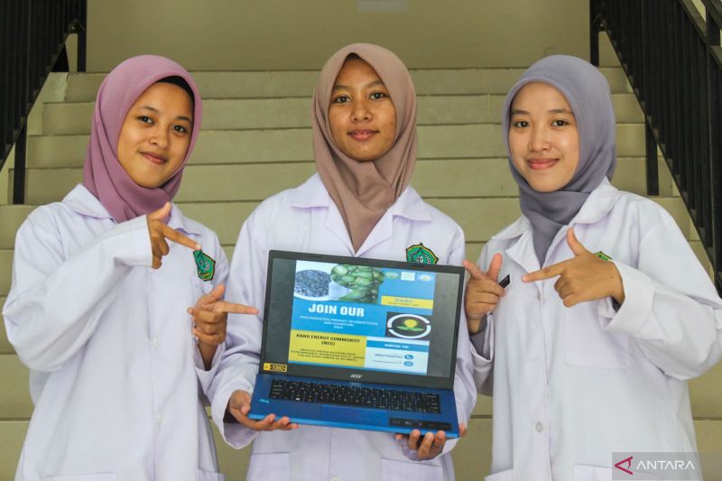 Foto bersama tiga Mahasiswa IAIN Kendari peraih medali perak pada kegiatan IPCE 2024 dilaksanakan Fakultas Sains dan Teknologi UIN Ar Raniry Banda Aceh. (ANTARA/Andika)