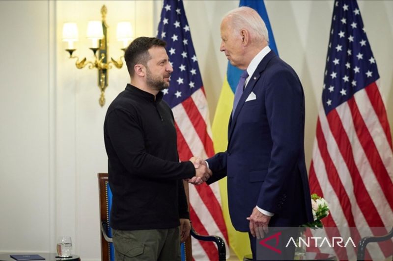 Presiden Ukraina Volodymyr Zelenskyy (kiri) dan Presiden Amerika Serikat Joe Biden (kanan). ANTARA/Anadolu/py/am.