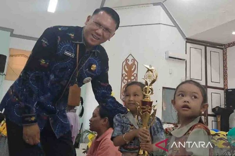 Sekda Gumas Richard menyerahkan piala kepada para pemenang lomba, saat penutupan Gebyar Anak kabupaten di Kuala Kurun. ANTARA/Chandra