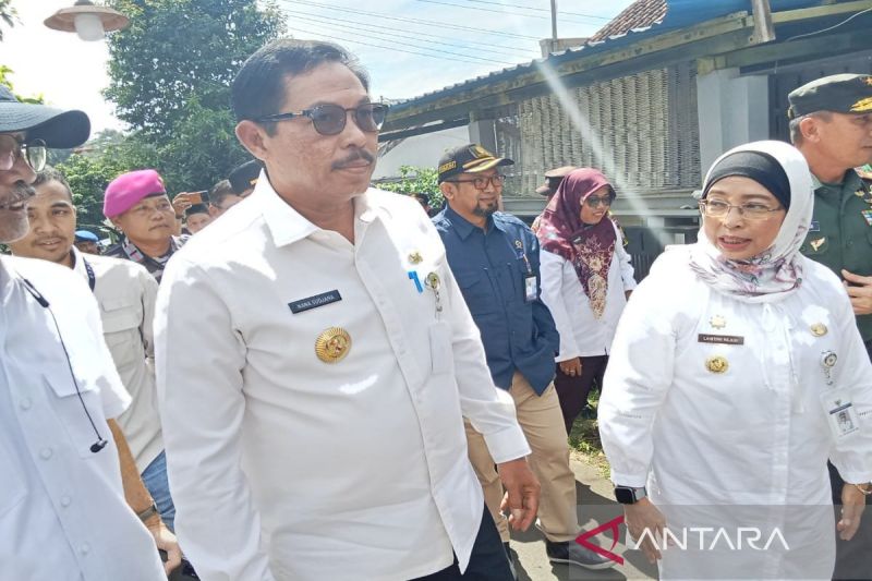 Penjabat Bupati Batang Lani (kanan) saat mendampingi Penjabat Gubenrnur Jateng Nana Sudjana saat berkunjung ke lokasi gempa di Kecamatan Warungasem, Batang, belum lama ini. (ANTARA/Kutnadi)