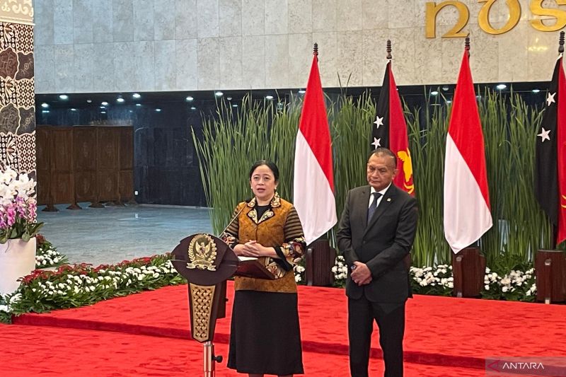 Ketua DPR RI Puan Maharani (kiri) bersama Wakil Ketua DPR RI Lodewijk F. Paulus (kanan) saat konferensi pers usai menandatangani nota kesepahaman dengan Ketua Parlemen Papua Nugini Job Pomat Kompleks Parlemen, Senayan, Jakarta, Jumat (27/9/2024). ANTARA/Melalusa Susthira K