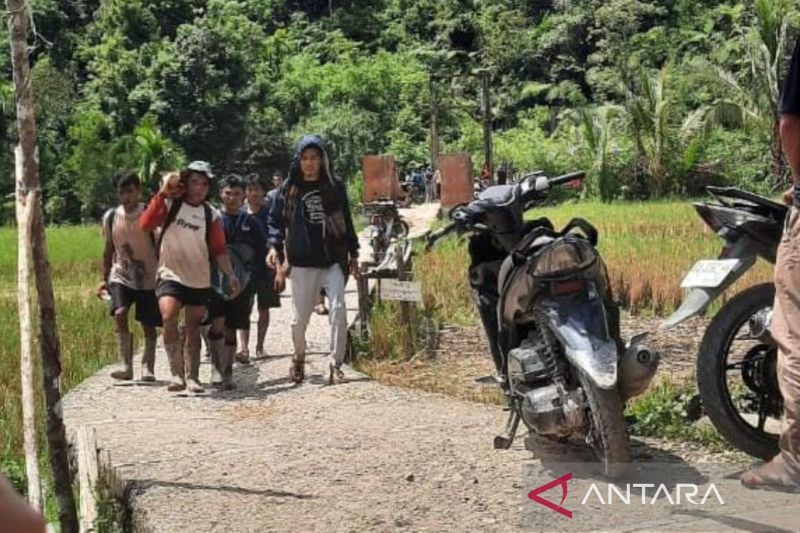 Pekerja saat keluar dari lokasi tambang yang tertimbun longsor di Nagari Sungai Abu, Kecamatan Hiliran Gumanti, Kabupaten Solok, Sumatera Barat. ANTARA/HO-anggota WhatsApp Group