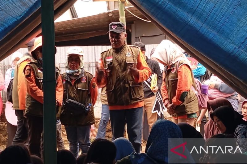 Sejumlah warga yang masih bertahan di tenda pengungsian karena rumah mereka mengalami kerusakan akibat gempa di Kabupaten Bandung, Jawa Barat, Jumat (27/9/2024). ANTARA/Rubby Jovan