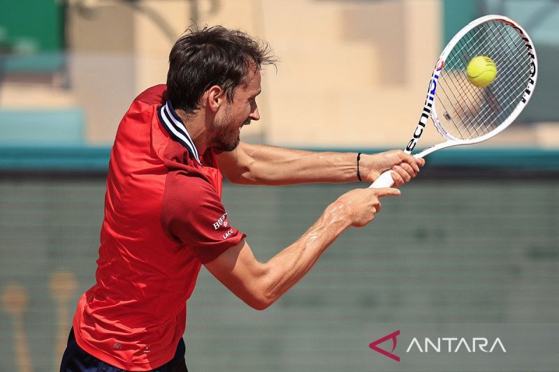 Petenis Rusia Daniil Medvedev melakukan pukulan backhand saat menghadapi rekan senegaranya Karen Khachanov dalam turnamen Monte Carlo ATP Masters di Monte Carlo Country Club , Monako (11/4/2024). ANTARA/AFP/Valery Hache/aa.