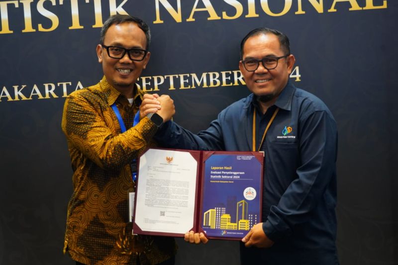 Kepala Diskominfo Kabupaten Garut Margiyanto (kiri), menghadiri acara Anugerah Hari Statistik Nasional 2024 yang dilaksanakan di Grand Mercure Kemayoran, Jakarta (26/9/2024). (ANTARA/HO-Diskominfo Garut)