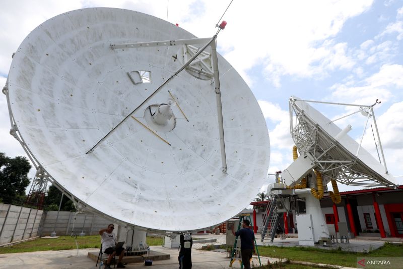 Arsip foto - Pekerja menyelesaikan pembangunan antena satelit komunikasi stasiun bumi Pasifik Satelit Nusantara (PSN) di Aceh Besar, Aceh, Minggu (19/5/2024). Kementerian Komunikasi dan Informatika terus menyiapkan infrastruktur jaringan konektivitas telekomunikasi antar wilayah dan tol langit untuk memberikan akses digital hingga ke daerah tertinggal, terdepan dan terluar (3T) di seluruh Indonesia. ANTARA FOTO/Irwansyah Putra/YU