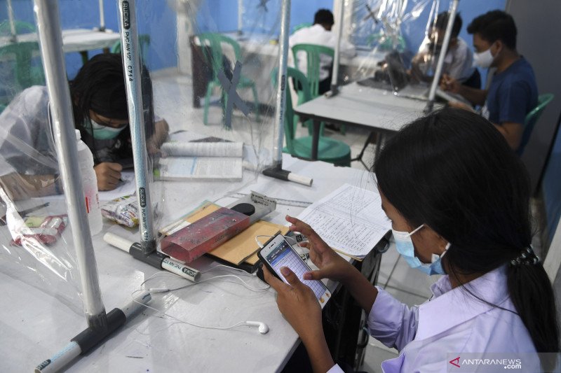 Sejumlah siswa belajar secara daring dengan memanfaatkan akses internet gratis dari Pemprov DKI Jakarta di Balai RW 02, Galur, Jakarta Pusat, Selasa (3/11/2020) ANTARA FOTO/M Risyal Hidayat/foc.
