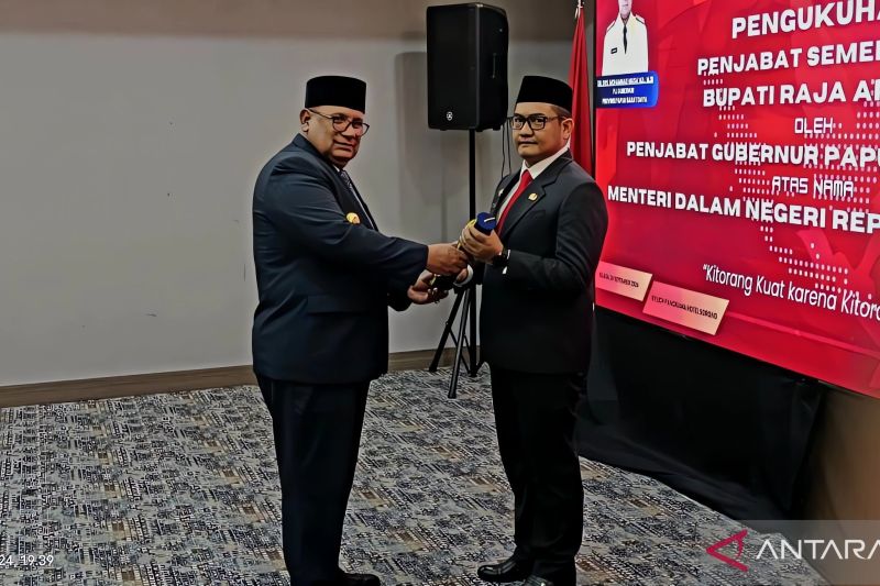 Pj Gubernur PBD Muhammad Musa'ad mengukuhkan Kepala Biro Pemerintahan Setda PBD Anhar Akib Kadar sebagai penjabat sementara (Pjs) Bupati Raja Ampat di Kota Sorong, Selasa (24/9/2024) (ANTARA/Yuvensius Lasa Banafanu)