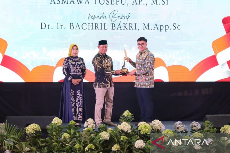 Ketua DPRD Kabupaten Bogor Sastra Winara bersama Penjabat Bupati Bogor Bachril Bakri dalam agenda sertijab di Aula Tegar Beriman, Cibinong, Bogor, Jawa Barat. (ANTARA/HO-DPRD Kabupaten Bogor)