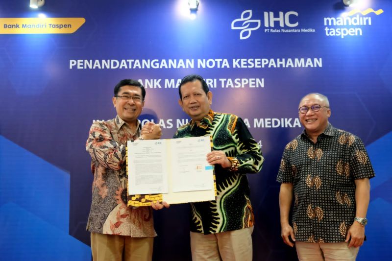 Penandatanganan nota kesepahaman antara pimpinan Bank Mandiri Taspen dan IHC PT Rolas Nusantara Medika (PT RNM) meningkatkan pelayanan kesehatan bagi para nasabah. (ANTARA/HO-Mandiri Taspen)