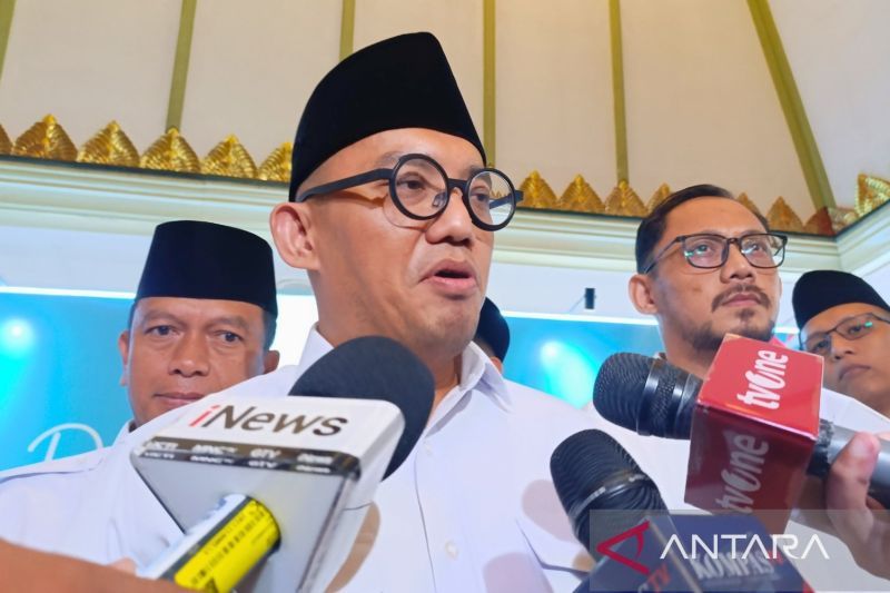 Juru Bicara Prabowo Subianto, Dahnil Anzar Simanjuntak saat ditemui usai acara Deklarasi Ormas dan Pengukuhan Pengurus Besar Matahari Pagi Indonesia di Jakarta, Sabtu (28/9/2024). ANTARA/Agatha Olivia Victoria.