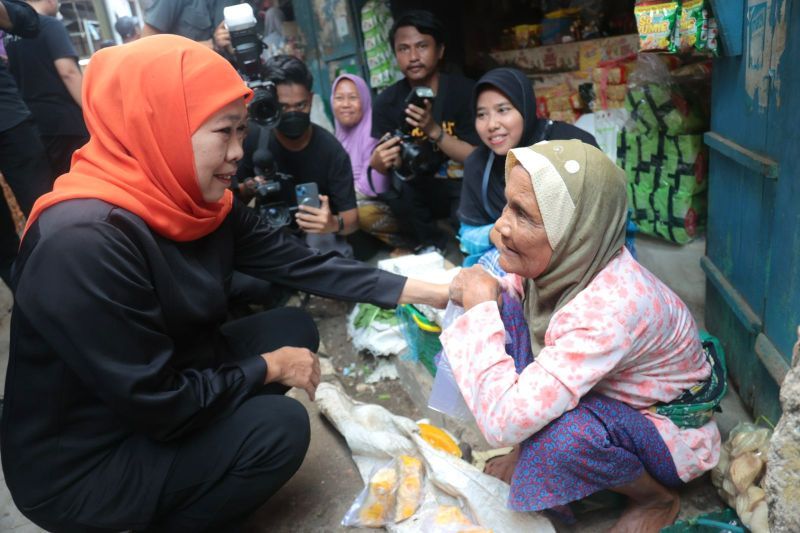 Calon Gubernur Jawa Timur nomor urut 2 Khofifah Indar Parawansa saat melakukan blusukan ke pasar tradisional di Kabupaten Tuban, Sabtu (28/9/2024). (ANTARA/HO-Tim KIP)