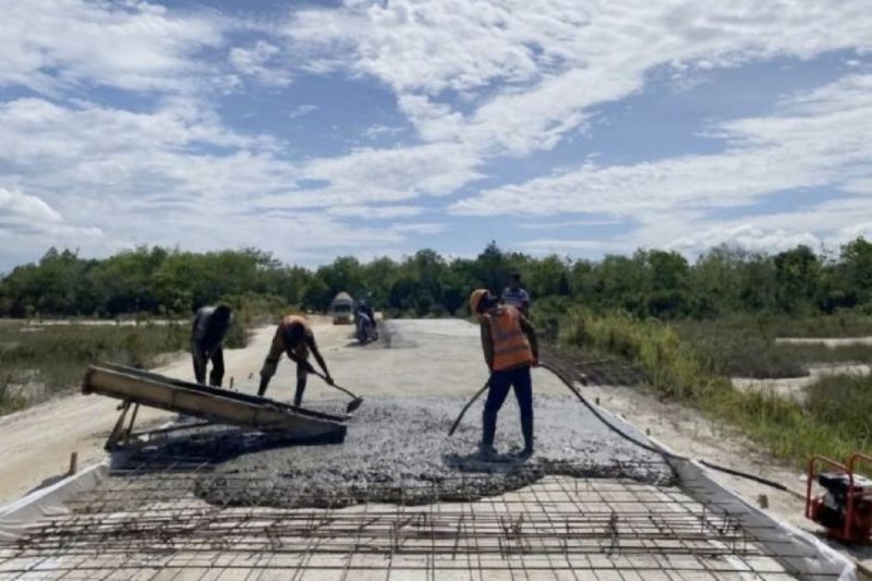 Pengerjaan rekonstruksi ruas jalan Tumbang Miwan-Tumbang Empas. (ANTARA/HO-DPU Gumas)