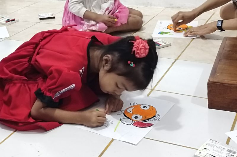 Ilustrasi - Anak usia PAUD di Kota Bandarlampung tengah mengasah kreativitas dengan mawarnai gambar. ANTARA/Ruth Intan Sozometa Kanafi