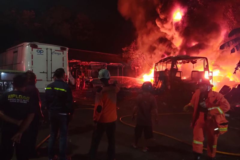 Ilustrasi: Proses pemadaman kebakaran di Garasi Bus Maju Lancar Jalan Wonosari Kabupaten Bantul, Daerah istimewa Yogyakarta. (Foto Humas Polres Bantul)
