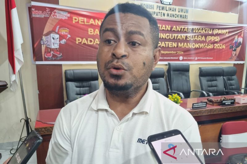 Kepala Divisi SDM dan Partisipasi Masyarakat KPU Manokwari Rony Wanggai. ANTARA/Ali Nur Ichsan.