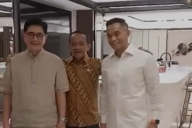 Screenshot of Energy and Mineral Resources Minister Bahlil Lahadalia (centre) brokering a meeting to reconcile the two claimants of the Indonesian Chamber of Commerce and Industry (Kadin) chairperson -- Anindya Bakrie and Arsjad Rasjid -- in Jakarta on Friday (September 27, 2024). ANTARA/Personal documentation/nbl.