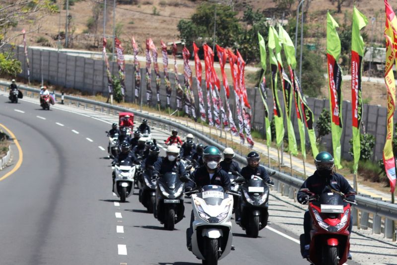 Sejumlah pesepeda motor melintas saat mengikuti turing menuju Sirkuit Internasional Pertamina Mandalika di Lombok Tengah, Nusa Tenggara Barat, yang digelar PT Astra Honda Motor, Sabtu (28/9/2024). (ANTARA/HO-Dok. PT Astra Honda Motor)