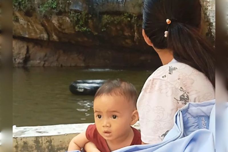 Warga saat menikmati suasana di Air Terjun Batu Mahasur. (ANTARA/HO-Dokumentasi Pribadi)
