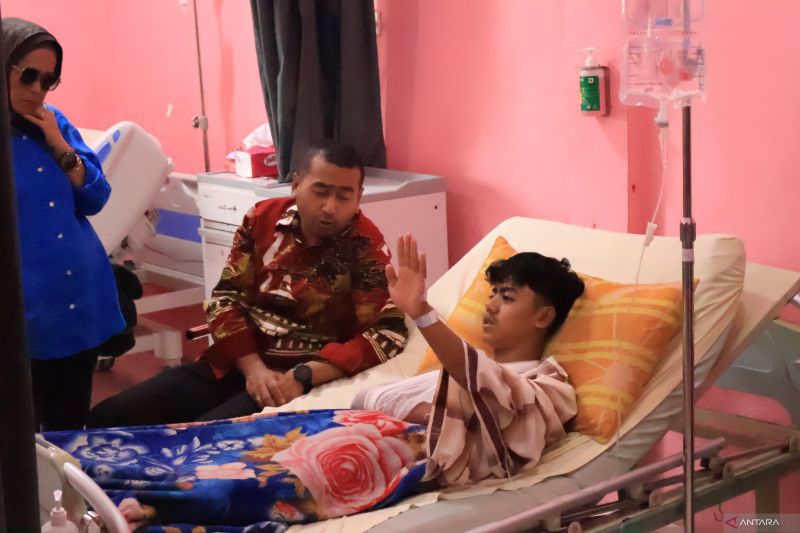 Plt Gubernur Provinsi Sumbar Audy Joinaldy (batik merah) membesuk salah seorang korban longsor tambang emas, di RSUD Arosuka, Kabupaten Solok, Sabtu (28/9/2024). ANTARA/Muhammad Zulfikar
