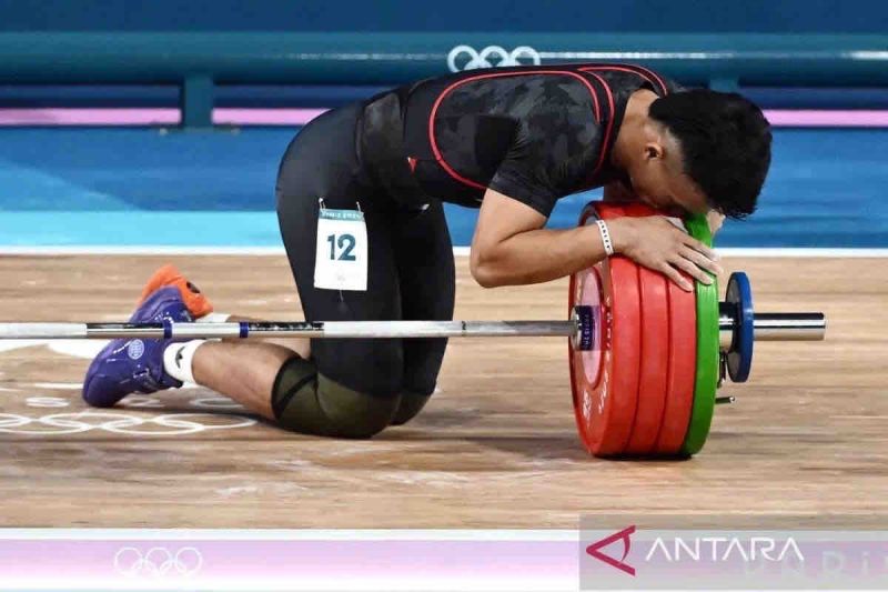 Lifter Indonesia Rizki Juniansyah mencium barbel usai melakukan angkatan clean and jerk dalam kelas 73 kg putra Olimpiade Paris 2024 di South Paris Arena, Paris, Prancis, Kamis (8/8/2024). ANTARA FOTO/Wahyu Putro A/app/pras.