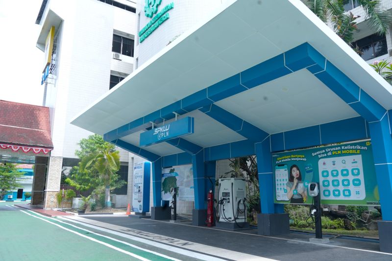 SPKLU Kantor PLN UID Kalselteng di Banjarbaru siap melayani para pengguna mobil listrik. ANTARA/HO-PLN UID Kalselteng