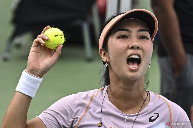 Ekspresi petenis Jawa Timur Aldila Sutjiadi usai menang melawan petenis Jawa Barat Joanne Lynn pada babak semifinal tenis beregu putri PON XXI Aceh-Sumut 2024 di Lapangan Tenis Harapan Bangsa, Banda Aceh, Aceh, Jumat (13/9/2024). ANTARA FOTO/Aprillio Akbar/aww.