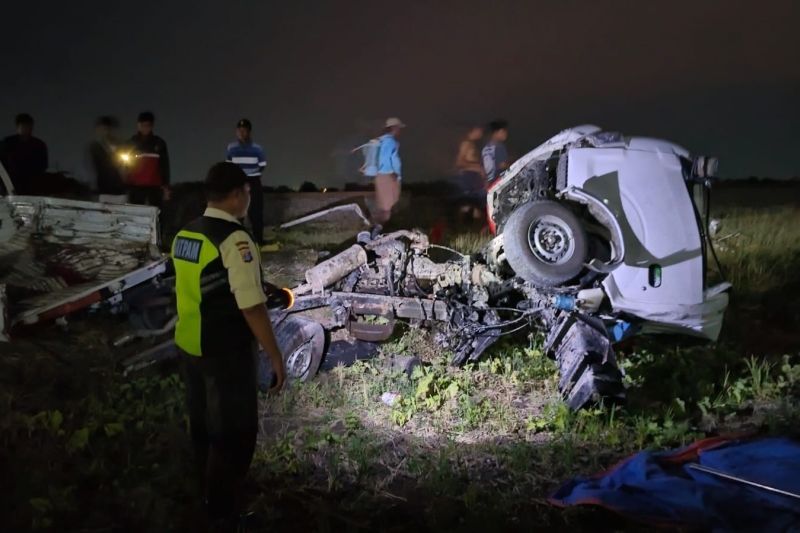Kondisi pikap yang rusak setelah tertemper kereta api Gajayana relasi Malang-Gambir di Desa Pehserut, Kecamatan Sukomoro, Kabupaten Nganjuk, Jawa Timur, Sabtu (28/9/2024) petang. ANTARA/ HO-Daop 7 Madiun