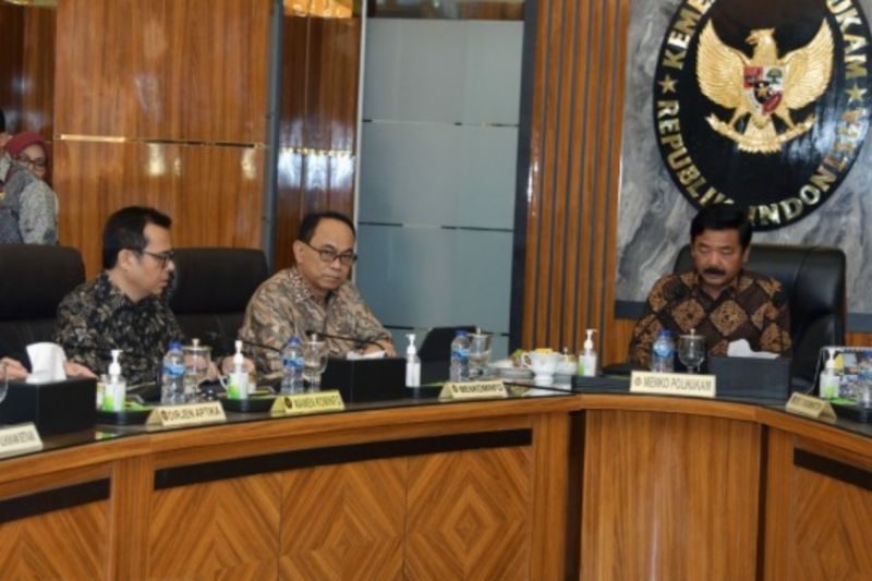Menteri Komunikasi dan Informatika Budi Arie Setiadi bersama Wakil Menteri Komunikasi dan Informatika Nezar Patria dalam rapat koordinasi bersama Menteri Koordinator Politik, Hukum, dan Keamanan Hadi Tjahjanto pada Jumat (27/9/2024). (ANTARA/HO-Kementerian Komunikasi dan Informatika)
