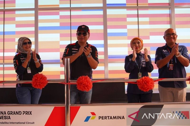 Direktur Utama Pertamina Nicke Widyawati (kedua kanan) didampingi Direktur Utama ITDC Ari Respati meresmikan Museum MotoGP di Sirkuit Mandalika, Kabupaten Lombok Tengah, Sabtu (28/9/2024). (ANTARA/ITDC).