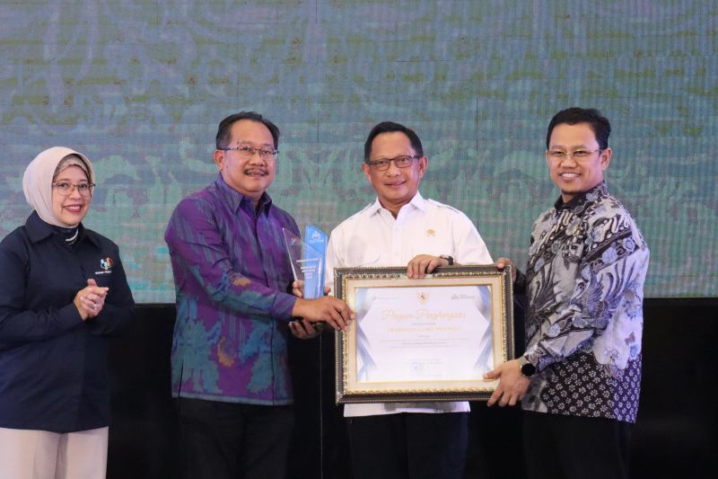 Kepala Diskominfos Bali Gede Pramana menerima penghargaan Anindhita Wistara Data, di Denpasar, Sabtu (28/9/2024). ANTARA/HO-Pemprov Bali