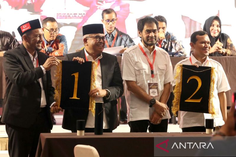 Kedua kandidat calon Gubernur dan Wakil Gubernur Aceh 2024 memperlihatkan nomor urut masing-masing usai pengundian, di Aceh Besar, Senin (23/9/2024) (ANTARA FOTO/Irwansyah Putra)